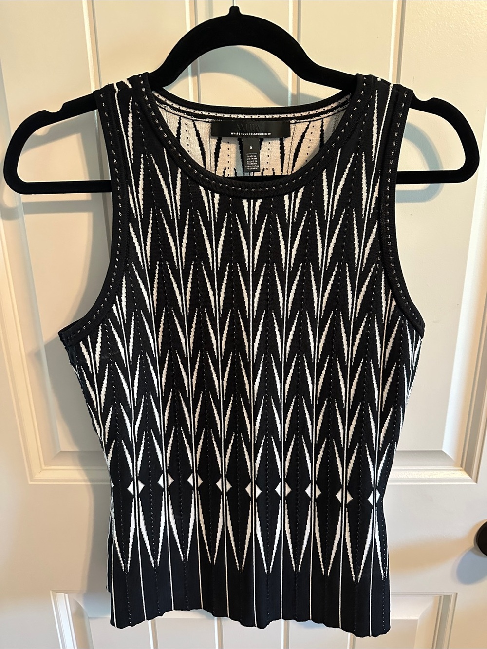 White House Black Market Black & White Geometric Knit sleeveless sweater sz s